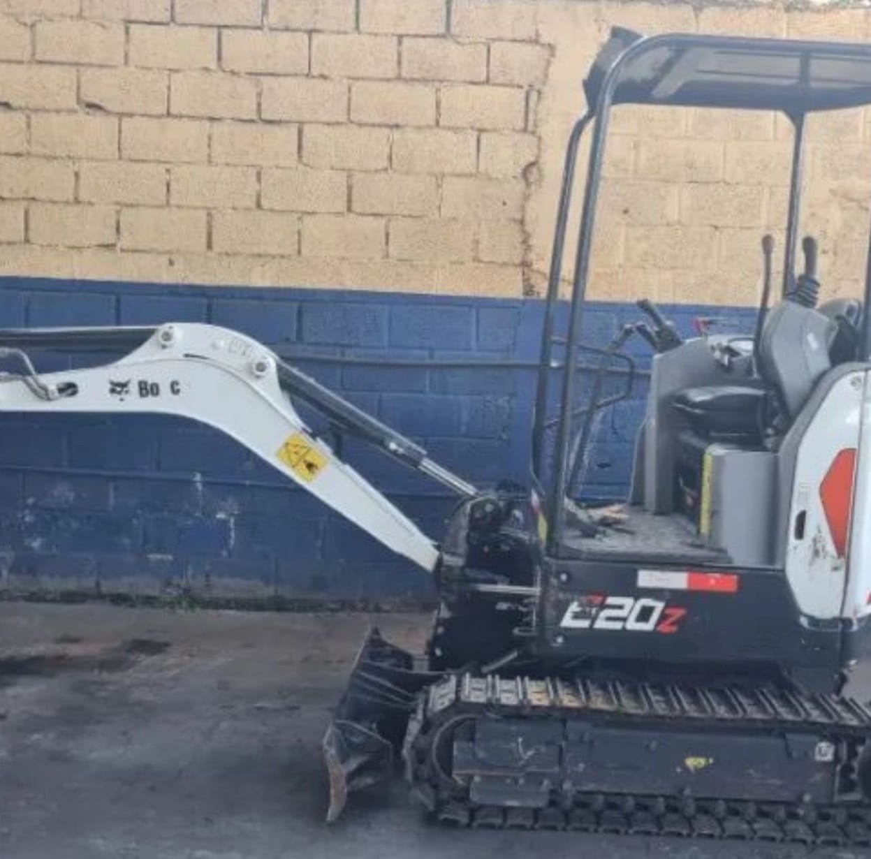 Mini Escavadeira Bobcat E20 2023 - Imagem 1