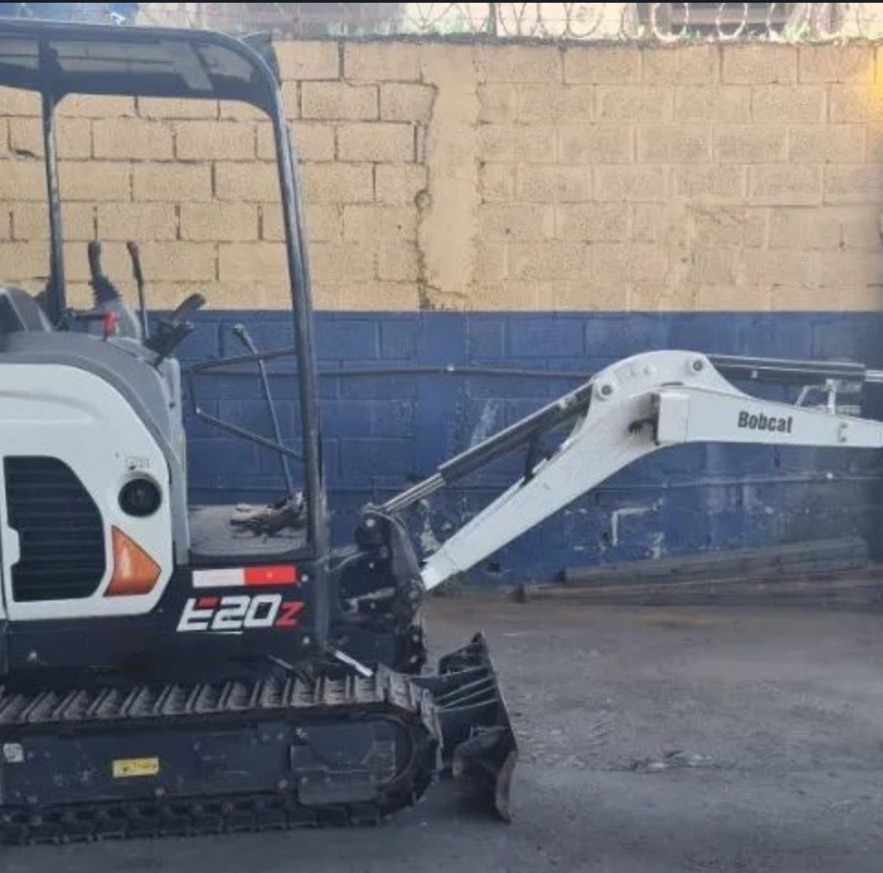 Mini Escavadeira Bobcat E20 2023 - Imagem 2