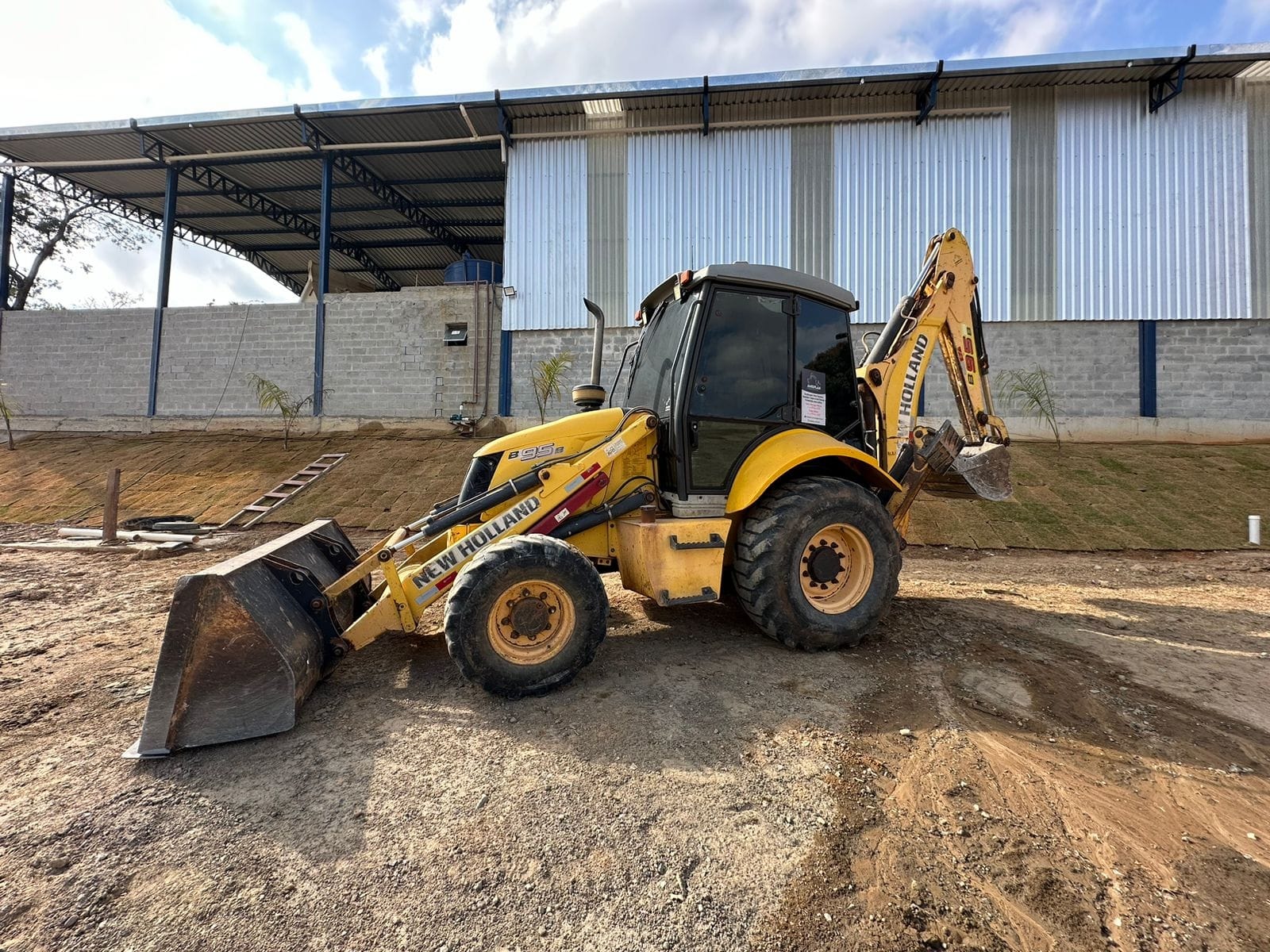 Retroescavadeira New Holland B95B - Imagem 1