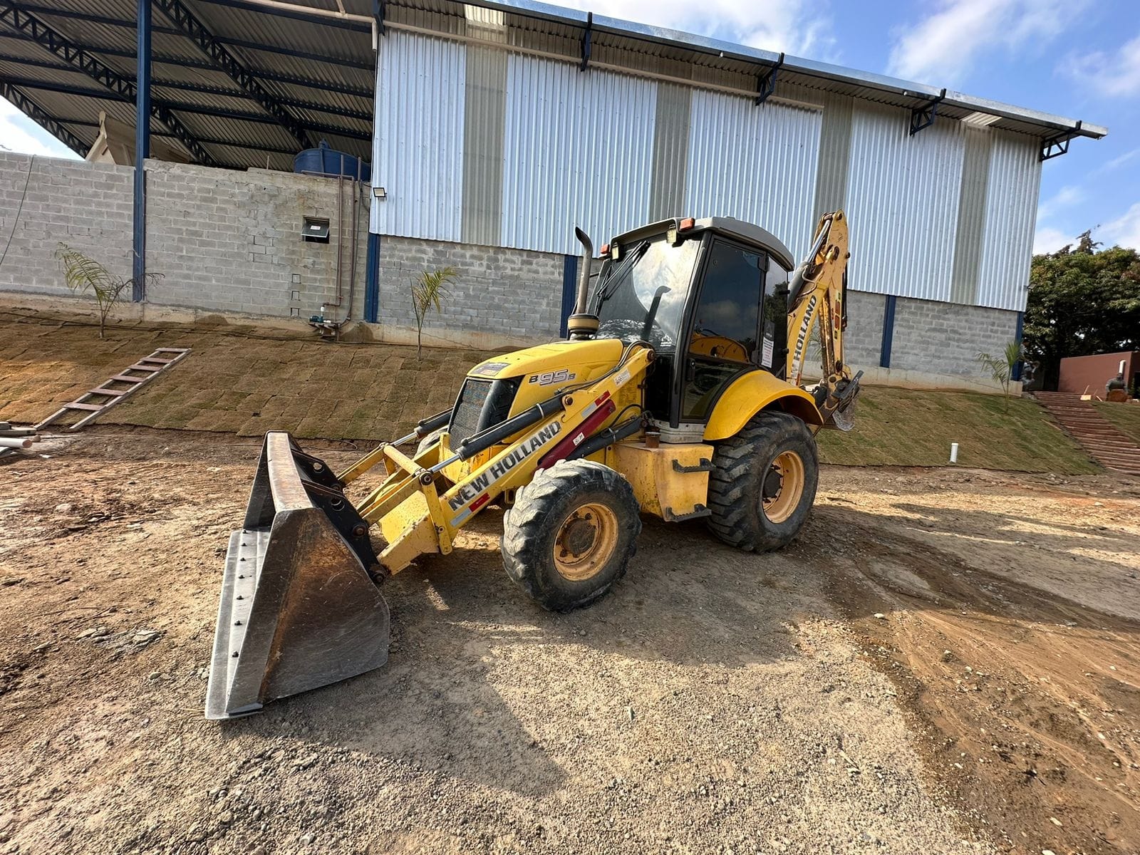 Retroescavadeira New Holland B95B - Imagem 4