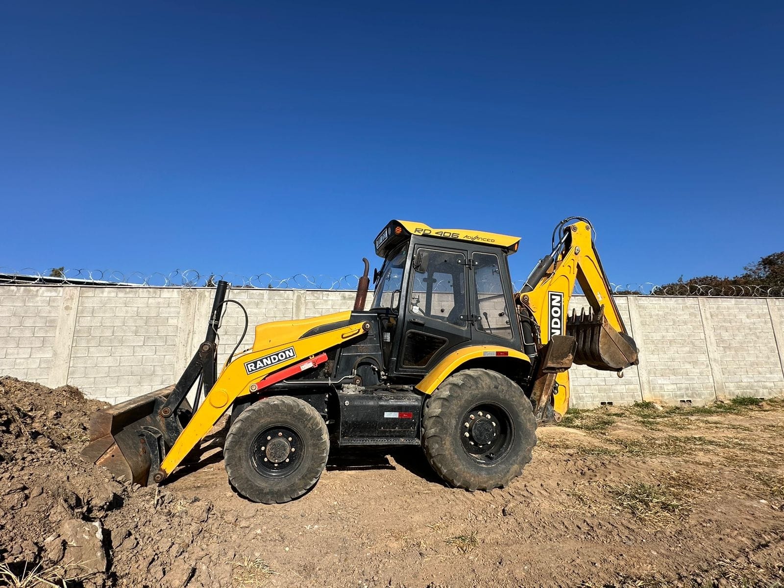 Retroescavadeira Randon RD 406 2019 - Imagem 1