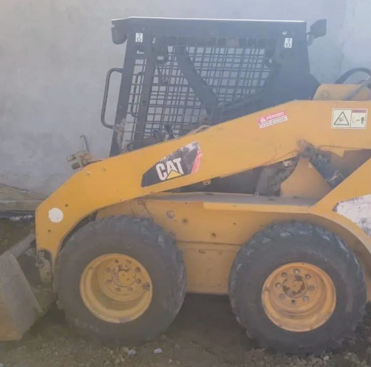 Mini Carregadeira Caterpillar 242B 2013 - Imagem 1