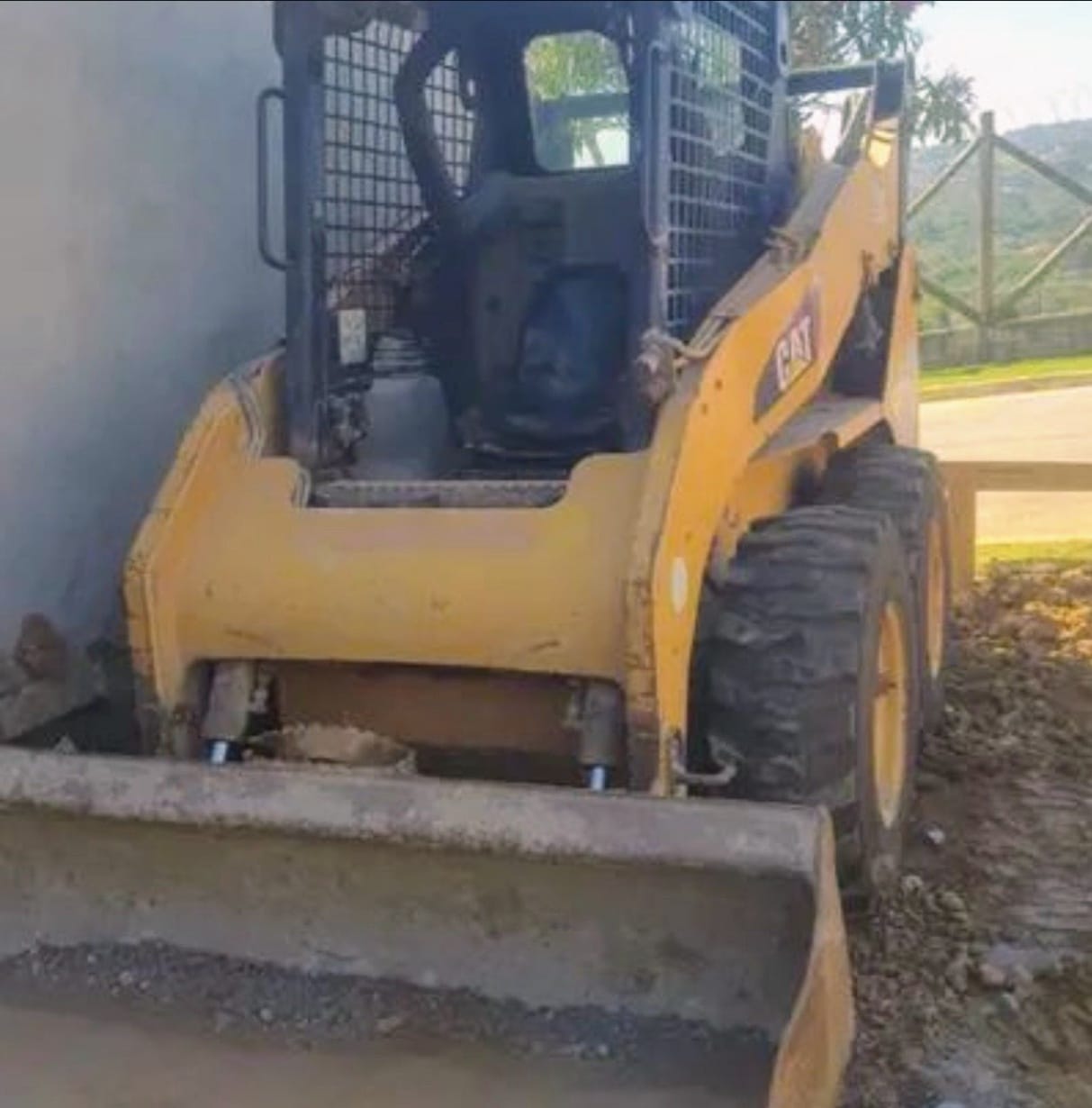 Mini Carregadeira Caterpillar 242B 2013 - Imagem 2