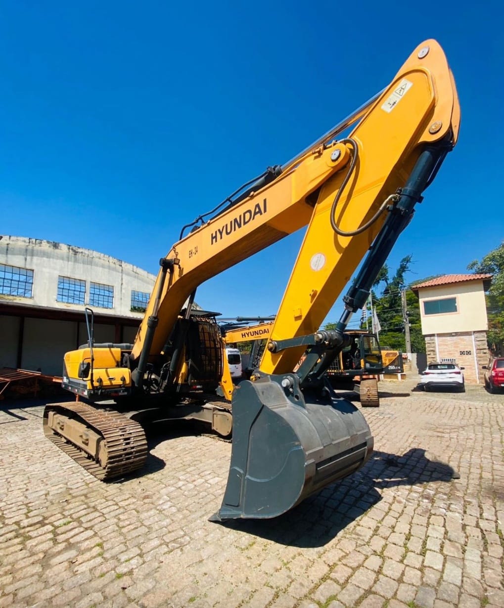 Escavadeira Hyundai 260 LC-9 2020, com 7000 horas - Imagem 1