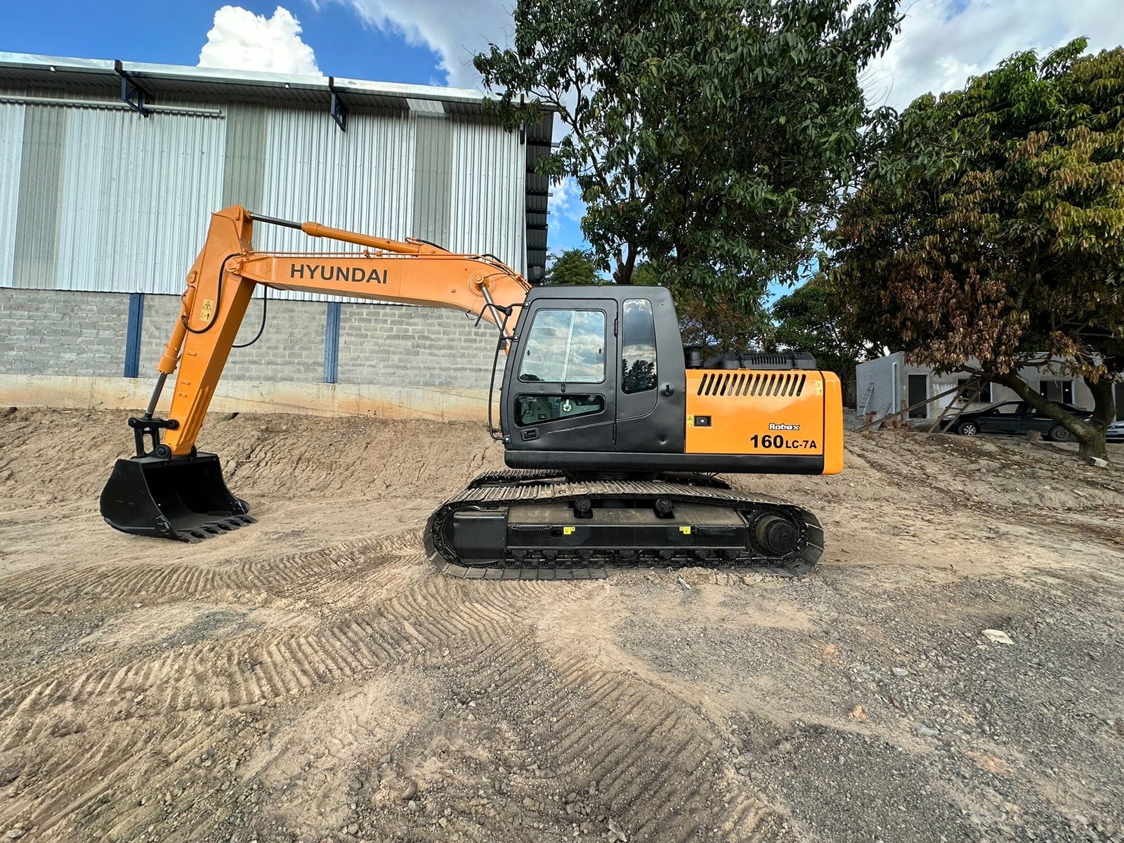 Escavadeira Hyundai R160 LC-7 2011 - Imagem 1