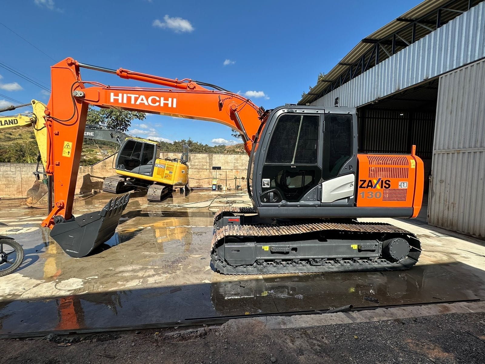 Escavadeira Hitachi ZX130  2017 - Imagem 1