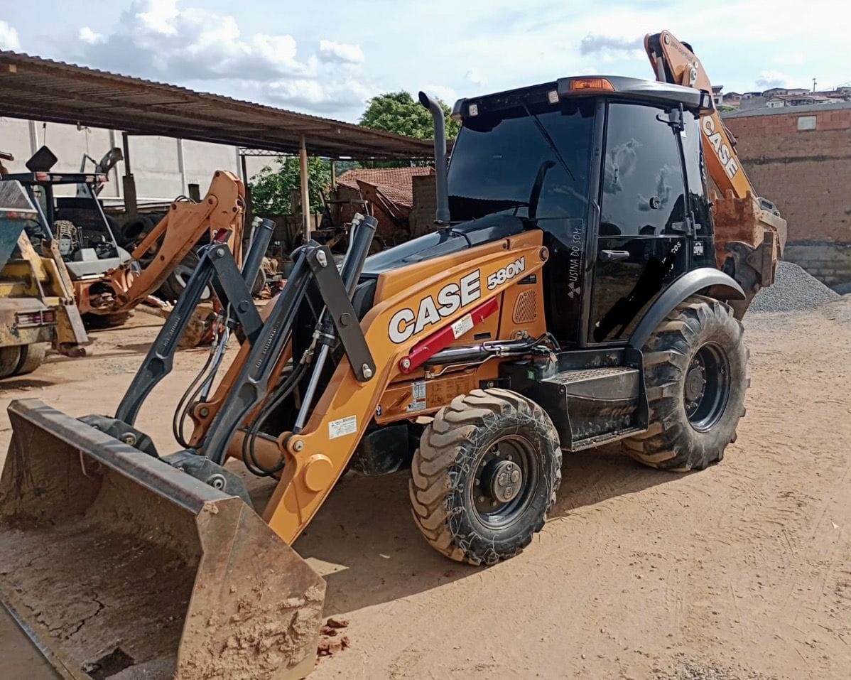Retroescavadeira Case 580N 2022, 4x4, cabinada, com 3100 horas - Imagem 1