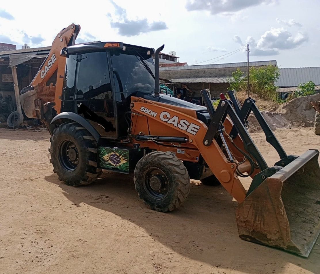 Retroescavadeira Case 580N 2022, 4x4, cabinada, com 3100 horas - Imagem 2
