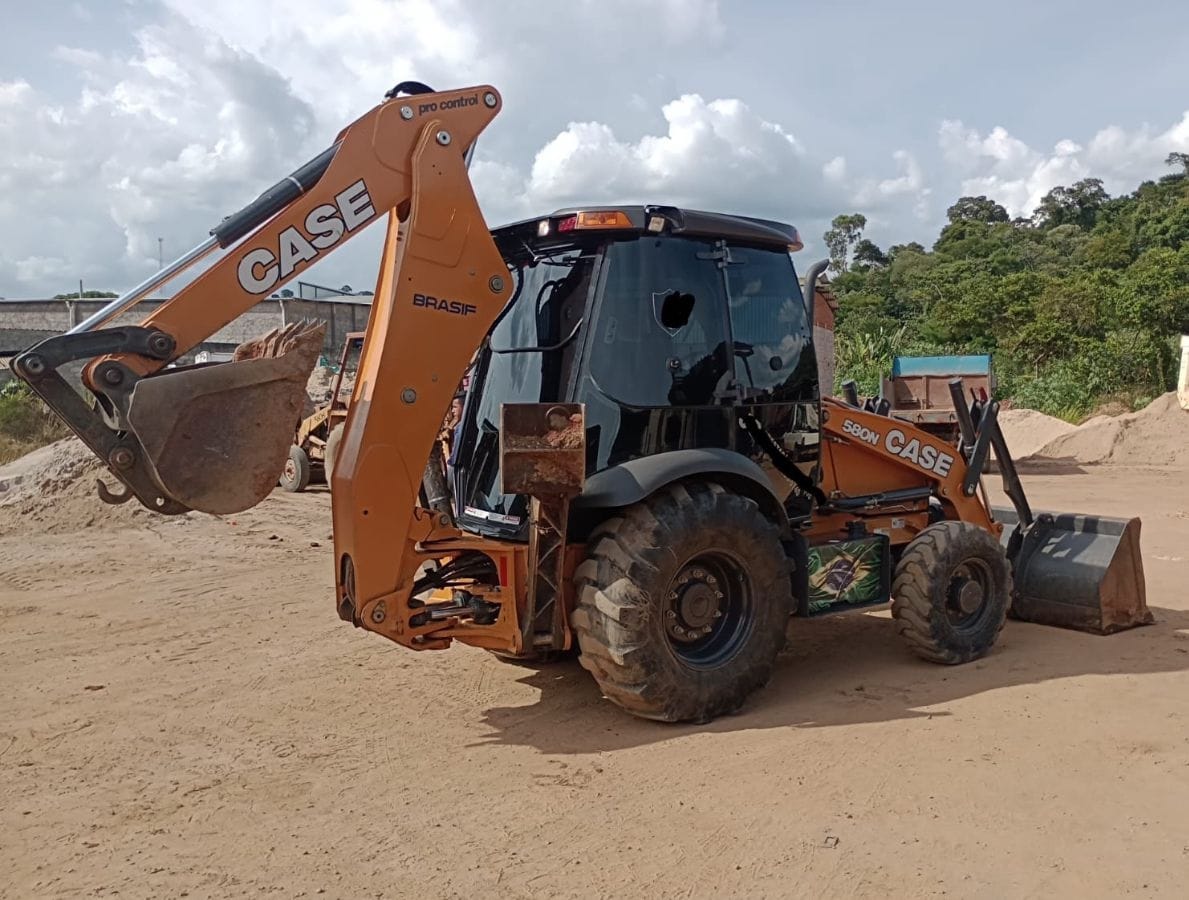 Retroescavadeira Case 580N 2022, 4x4, cabinada, com 3100 horas - Imagem 4