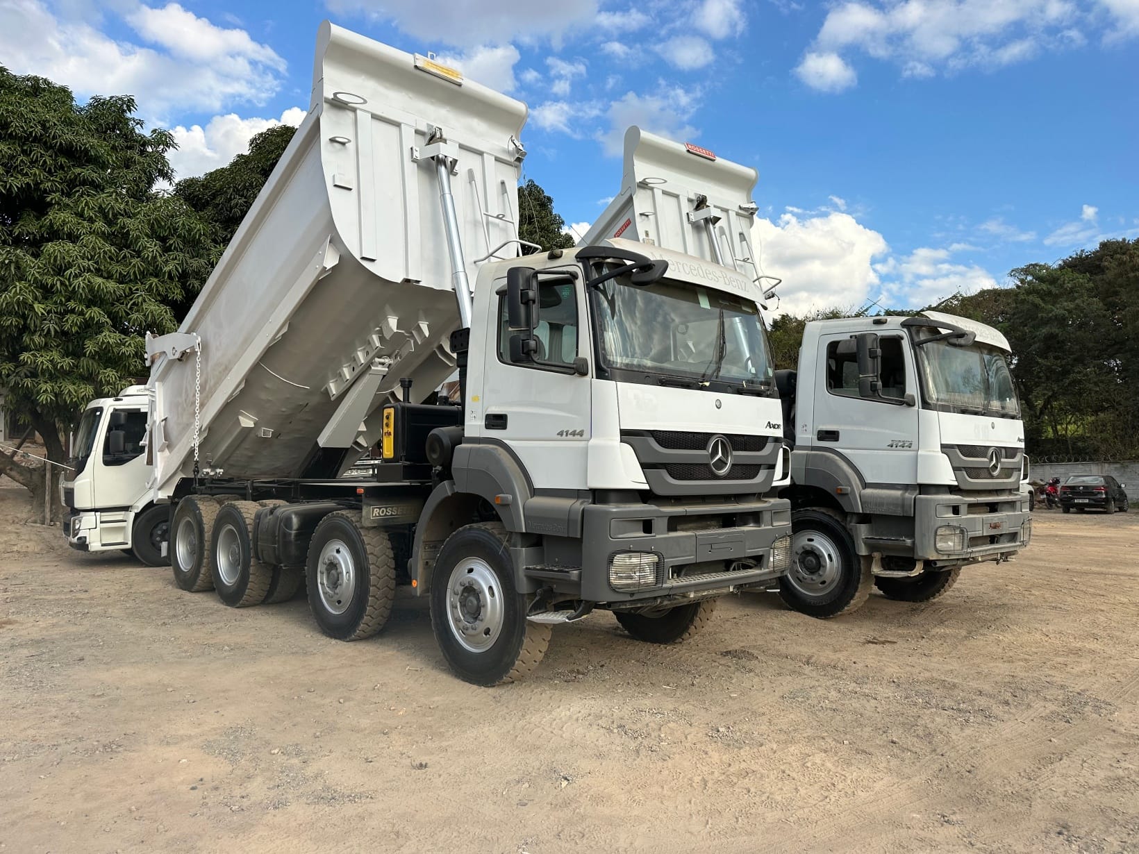 Caminhão Caçamba Axor 4144 8X4 2021/21 - Imagem 1