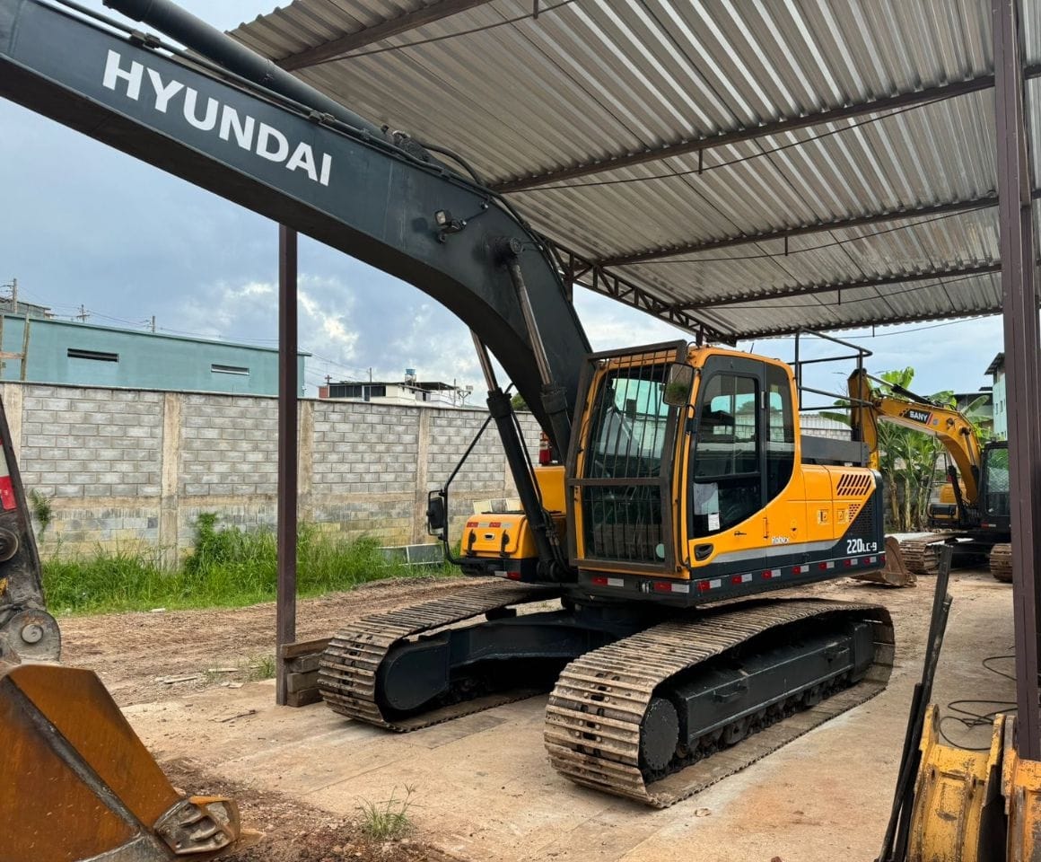 Escavadeira Hyundai 220LC 2020 - Imagem 1
