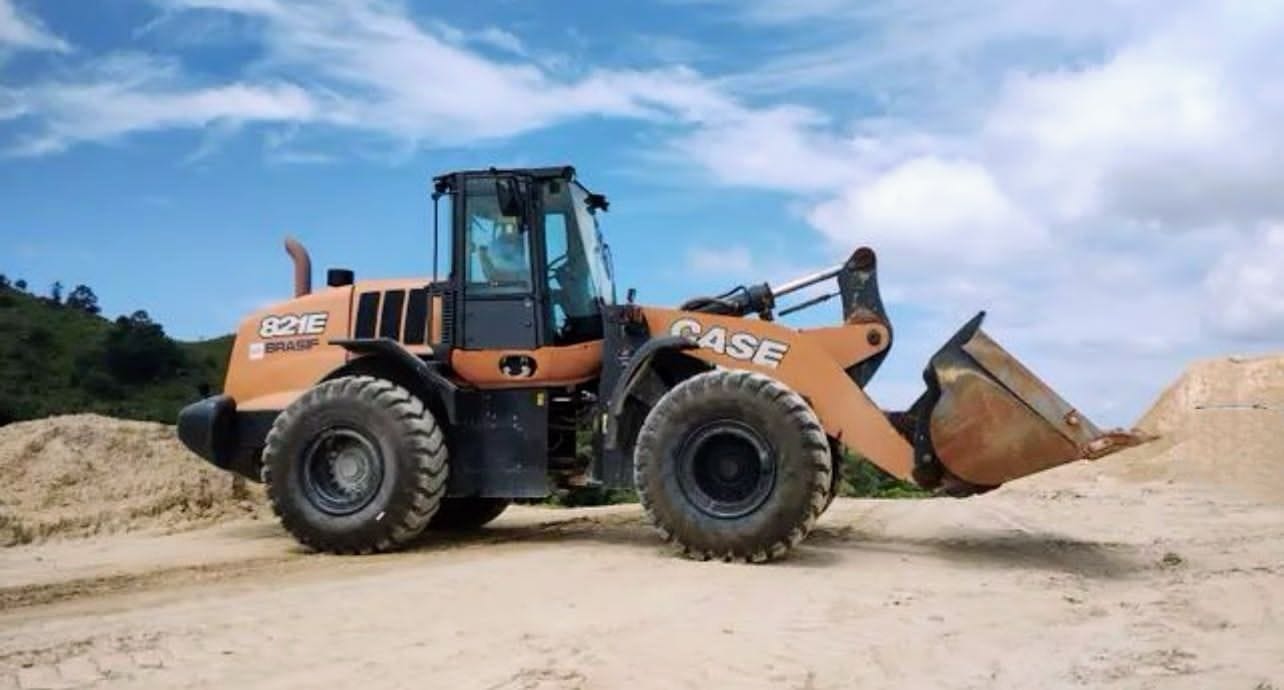 Pá Carregadeira Case 821 2018 com 19.000 horas - Imagem 1