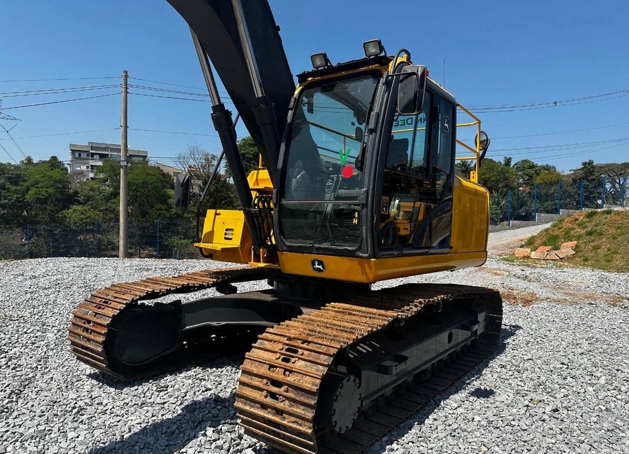 Escavadeira John Deere 200G 2020 com 5550 horas - Imagem 1