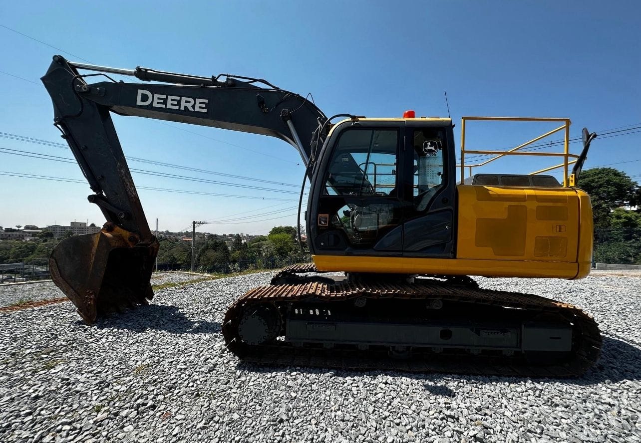 Escavadeira John Deere 200G 2020 com 5550 horas - Imagem 2