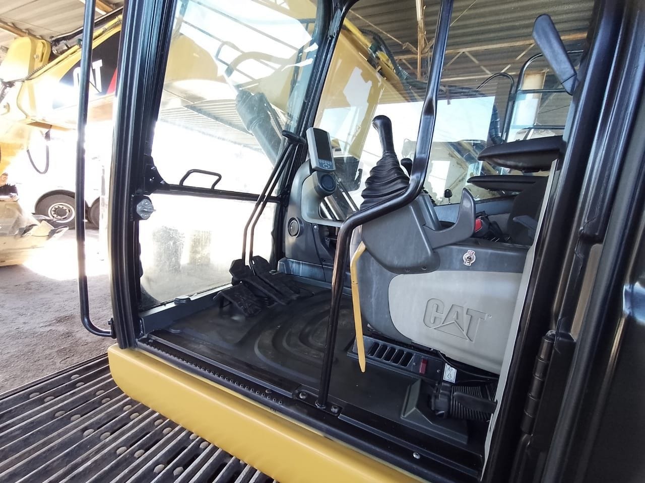 Escavadeira Caterpillar 323D2 LME 2014 - Imagem 3