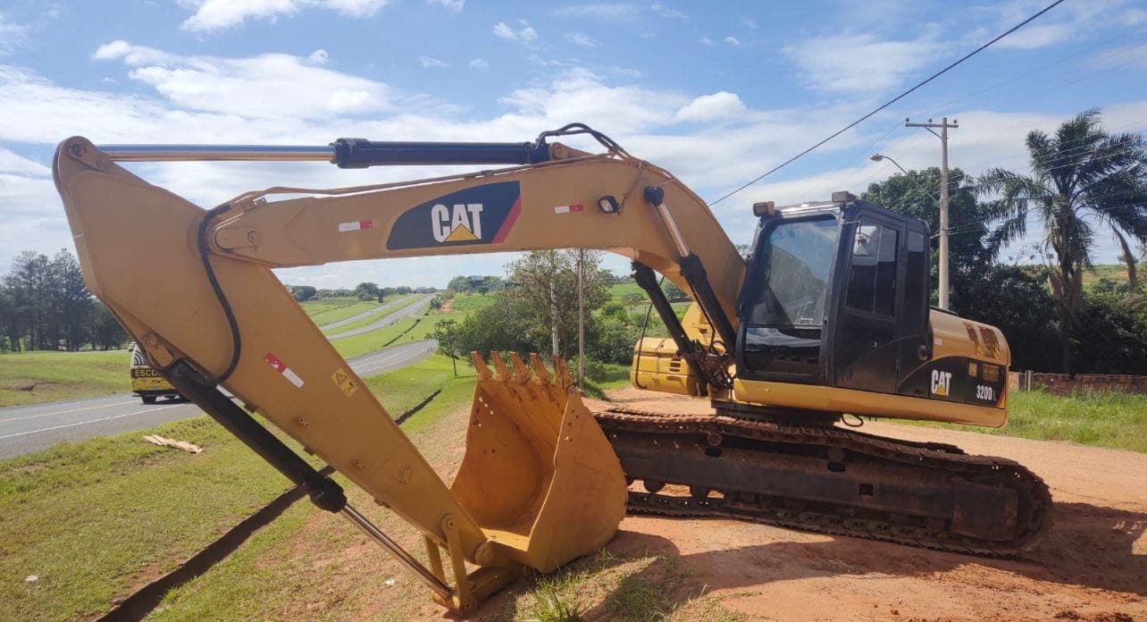 Escavadeira Caterpillar 320DL 2012 - Imagem 1