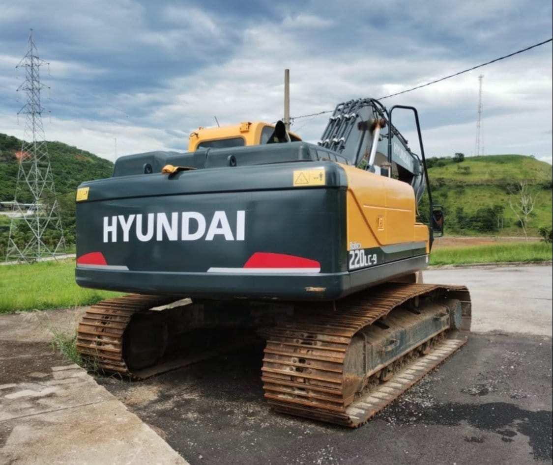 Escavadeira Hyundai 220 2021 - Imagem 1