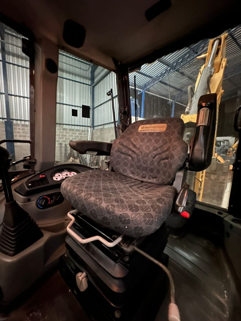 Retroescavadeira New Holland LB110 - Imagem 7