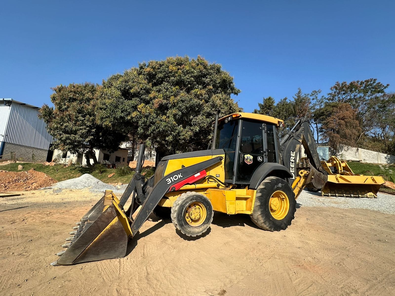 Retroescavadeira John Deere 310K - Imagem 1