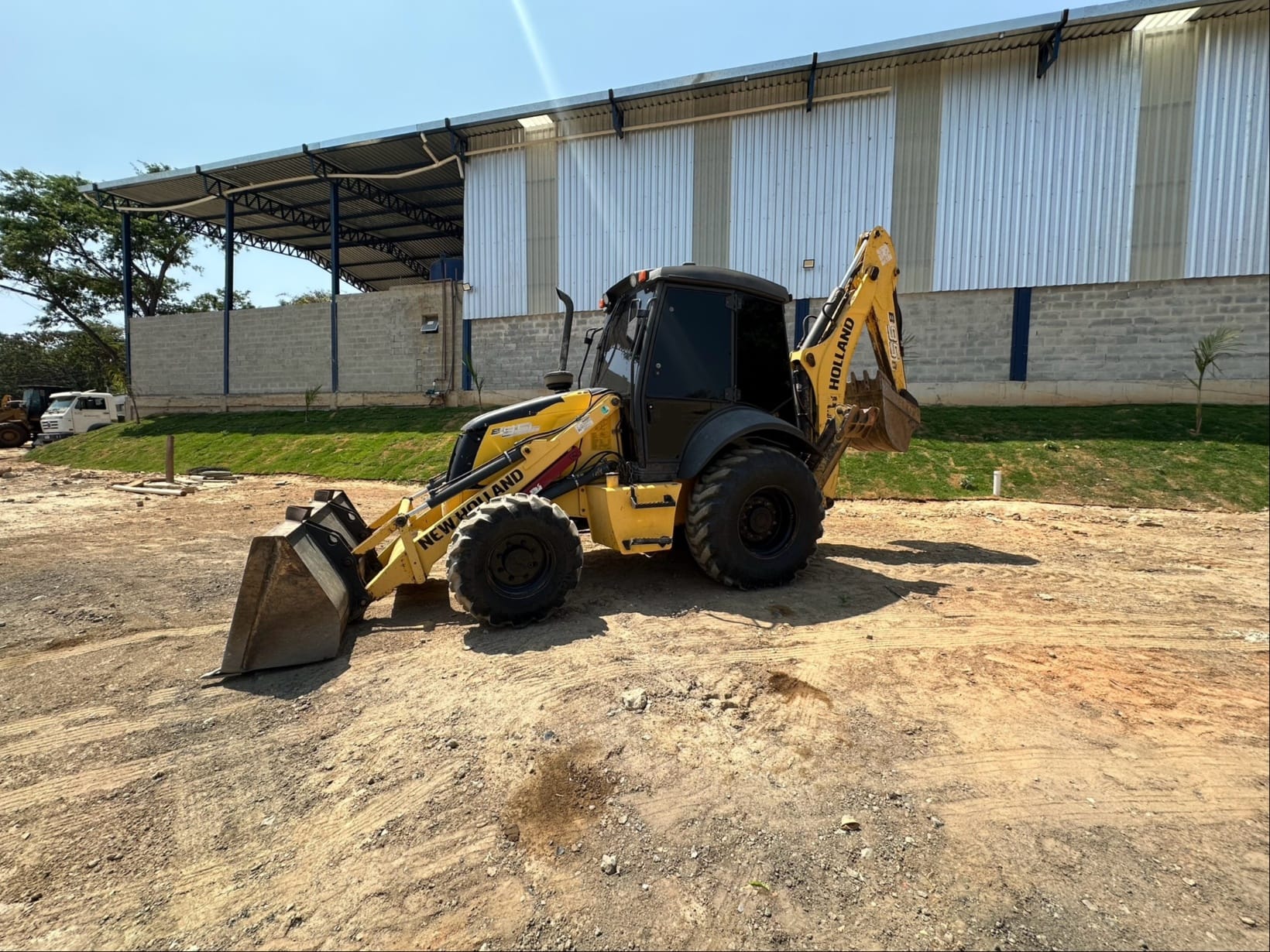 Retroescavadeira New Holland B95B - Imagem 2