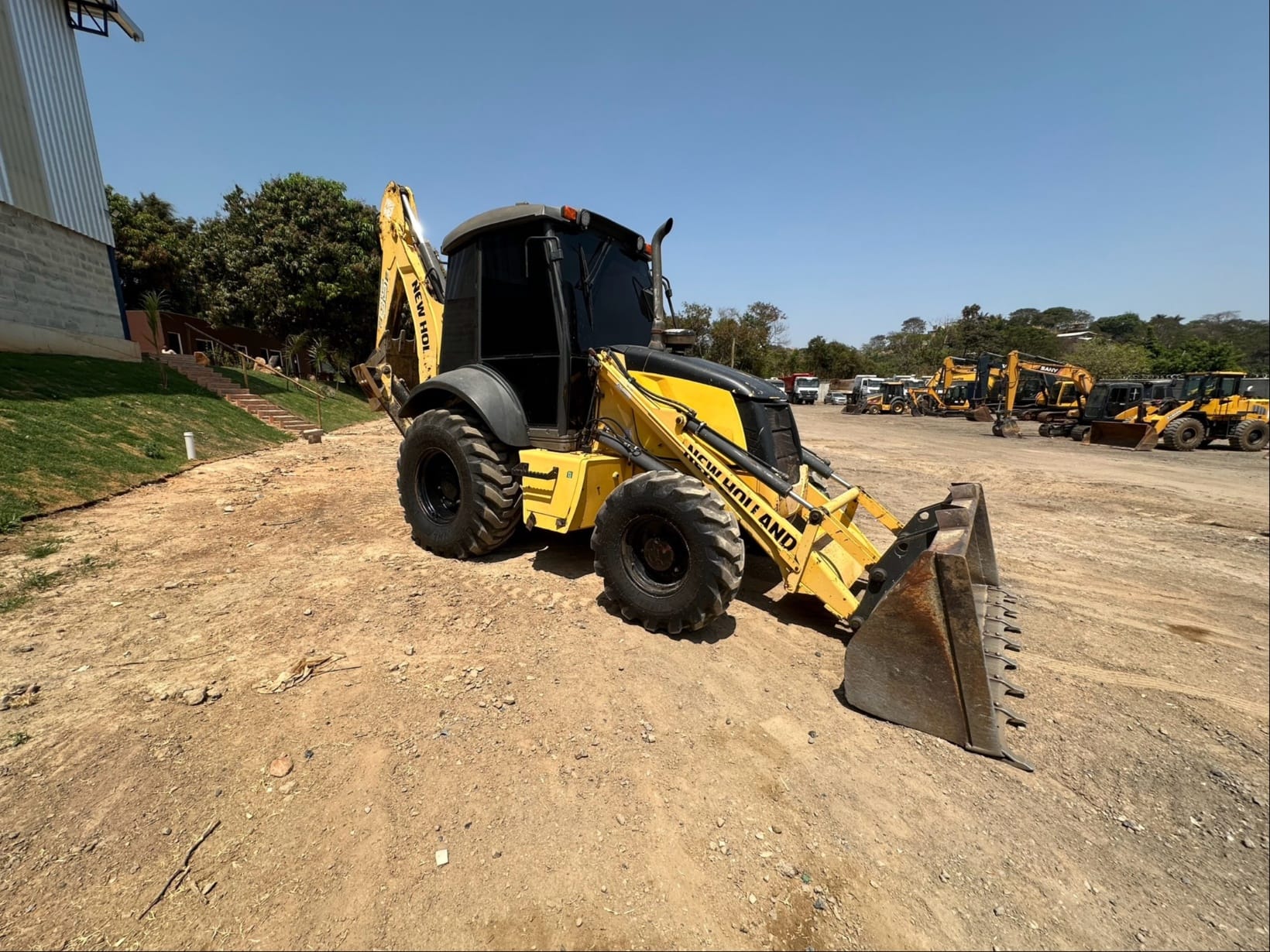 Retroescavadeira New Holland B95B - Imagem 1