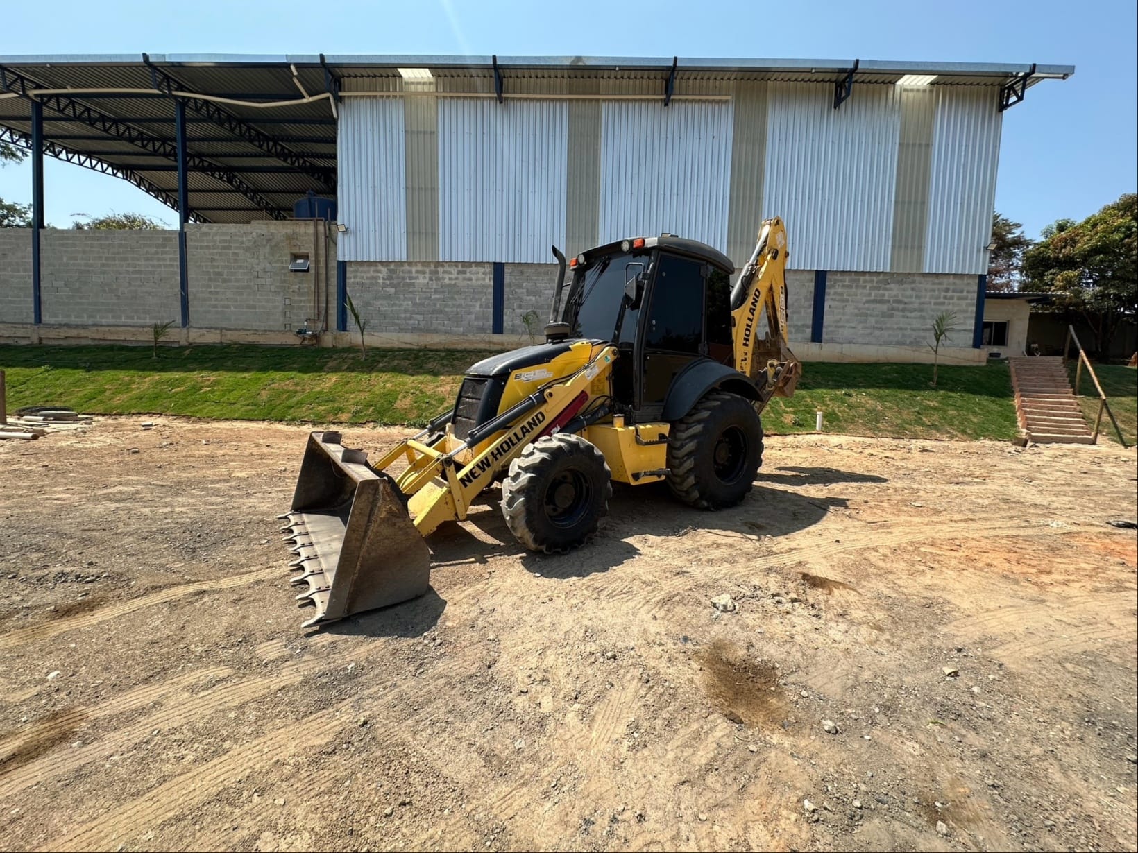 Retroescavadeira New Holland B95B - Imagem 4