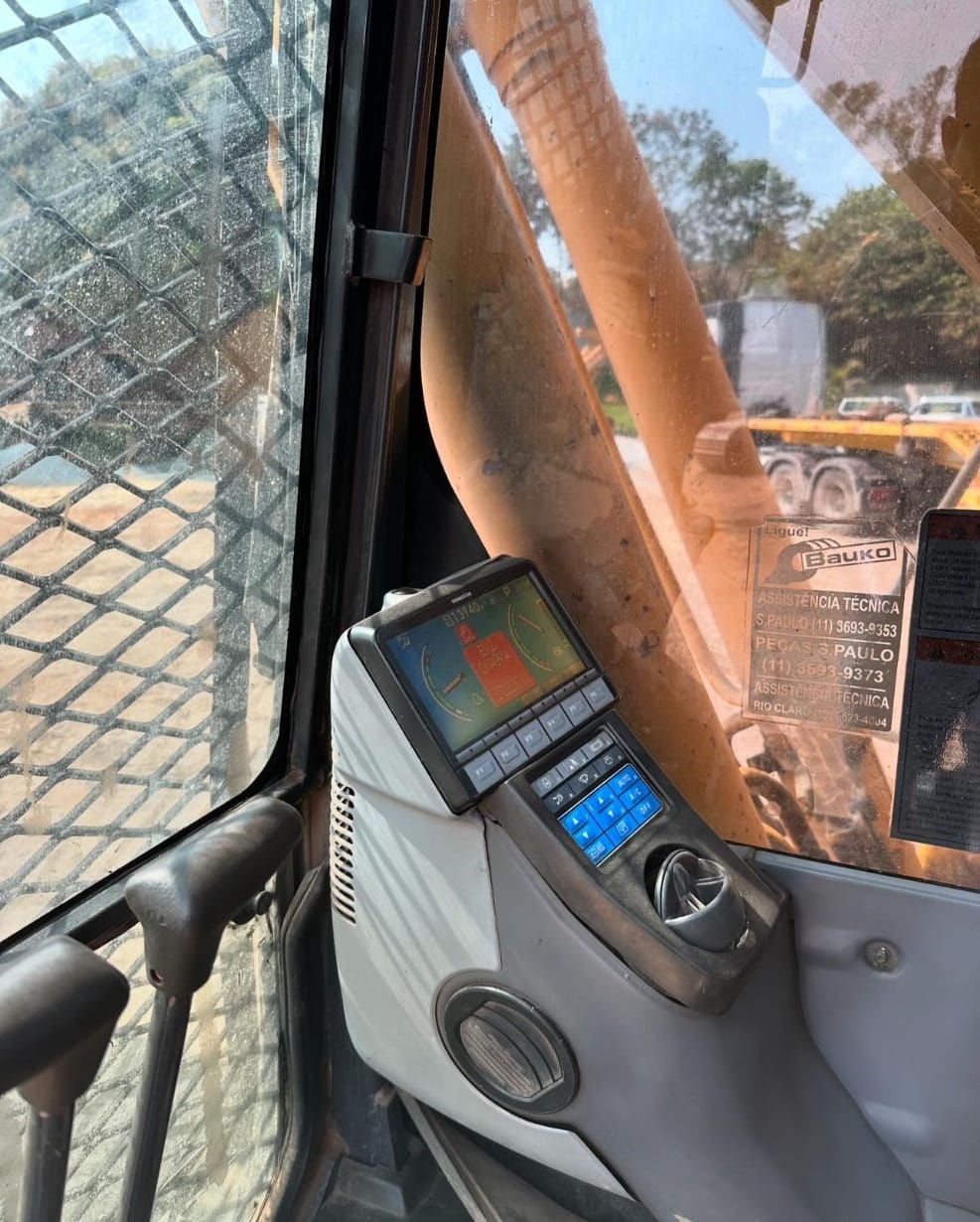 Escavadeira Komatsu PC240 - Imagem 4