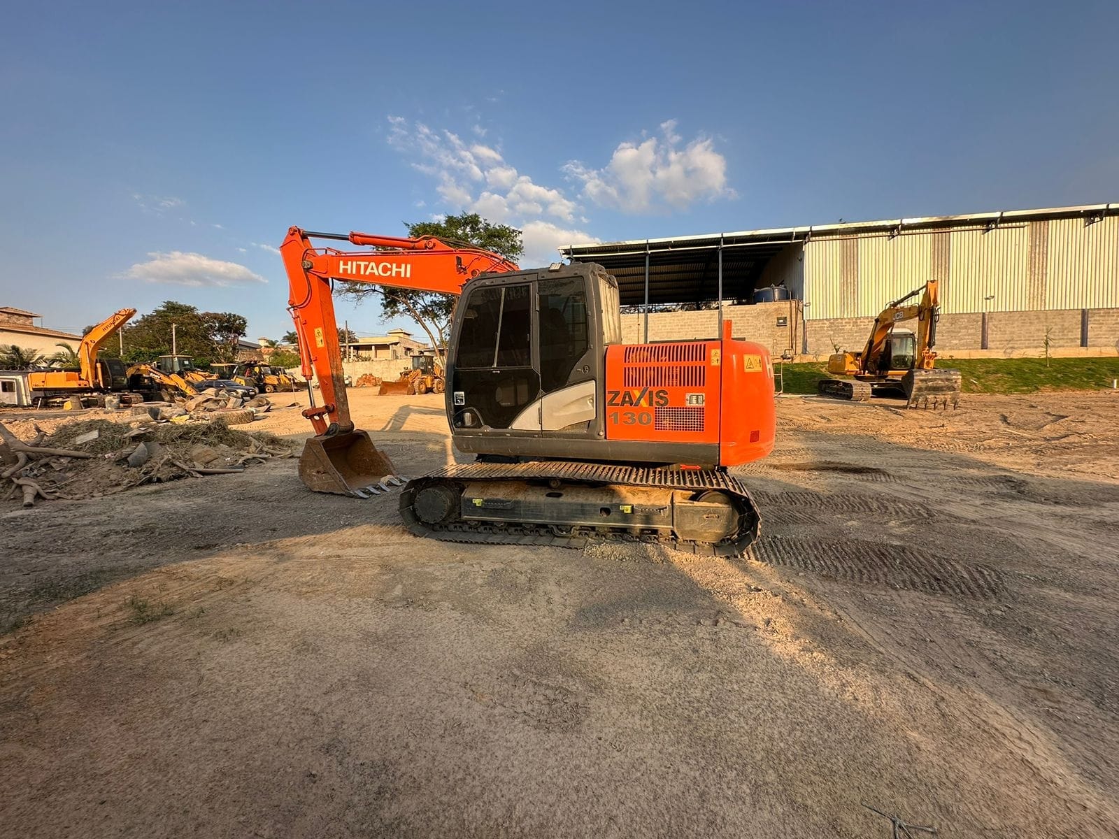 Escavadeira Hitachi ZX130  - Imagem 2