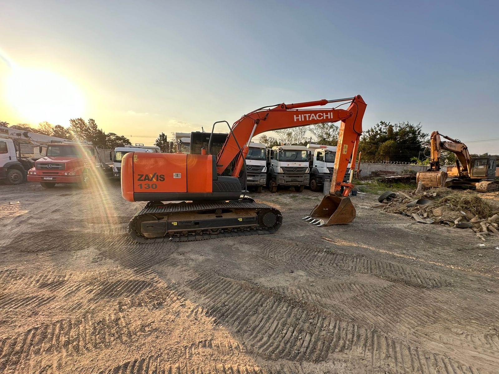 Escavadeira Hitachi ZX130  - Imagem 4