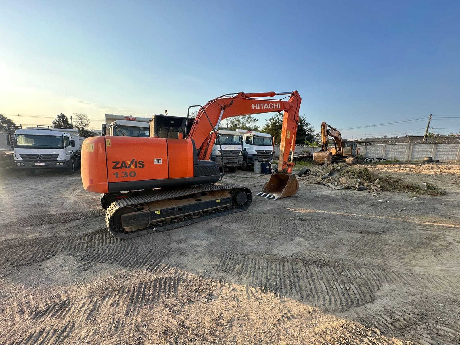 Escavadeira Hitachi ZX130  - Imagem 5