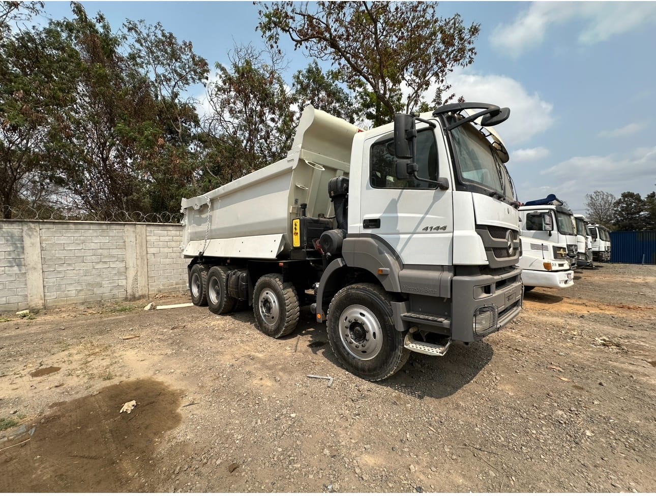 Caminhão Mecedes Benz AXOR 4144 - Imagem 3