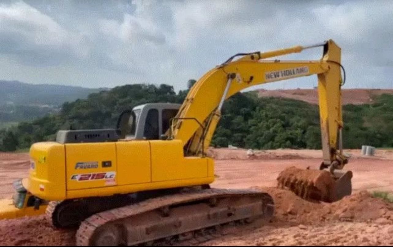 Escavadeira New Holland E215 2005 - Imagem 3