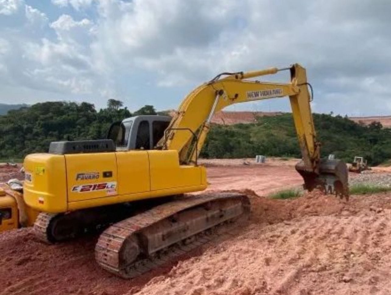 Escavadeira New Holland E215 2005 - Imagem 4