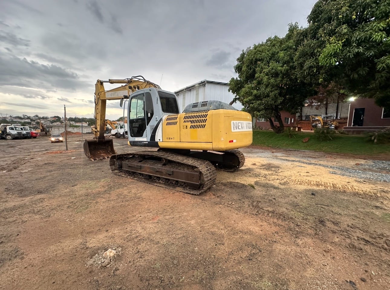 Escavadeira New Holland  E215 B 2010 - Imagem 2
