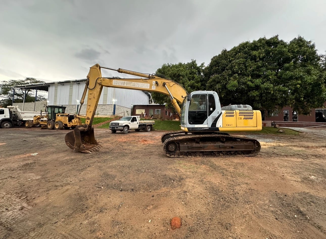 Escavadeira New Holland  E215 B 2010 - Imagem 1