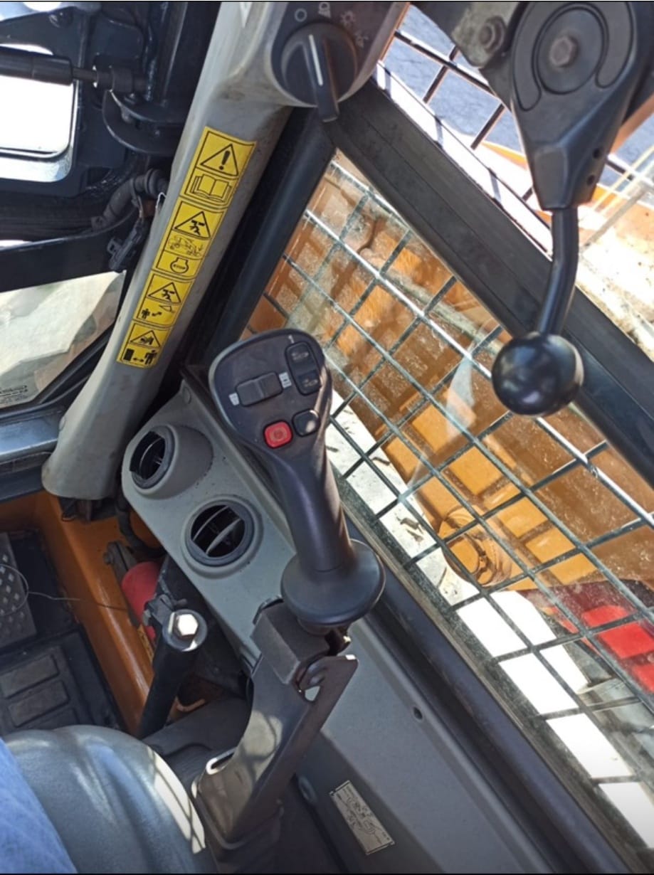 Mini Carregadeira Case SR250 2020 - Imagem 6
