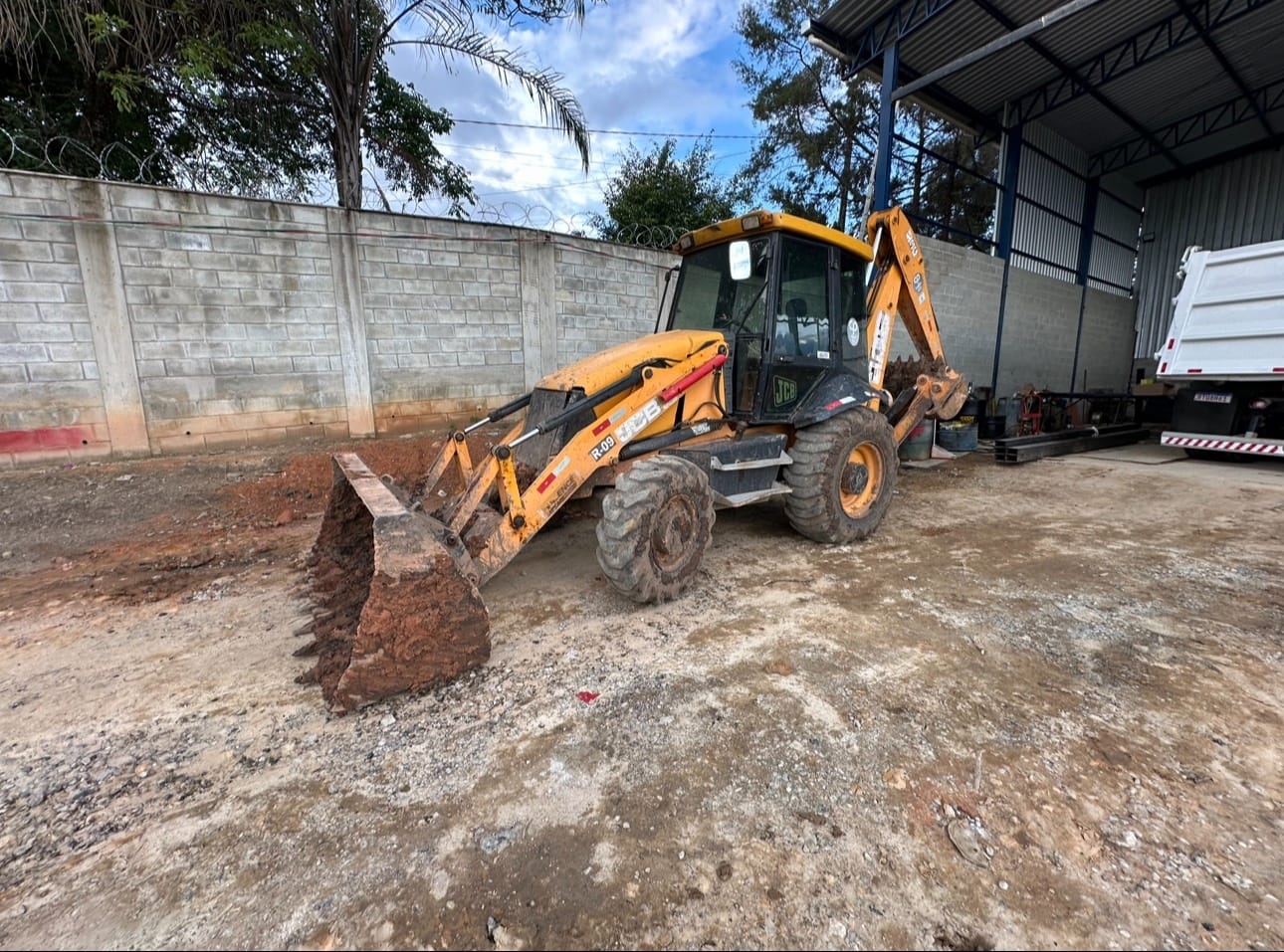 Retroescavadeira JCB 3CX 2011 - Imagem 1