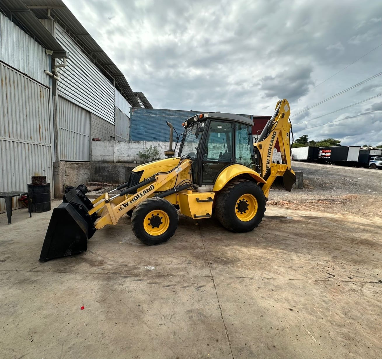 Retroescavadeira New Holland B110B - Imagem 1