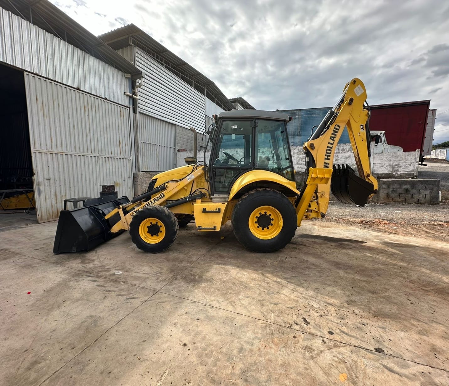 Retroescavadeira New Holland B110B - Imagem 2