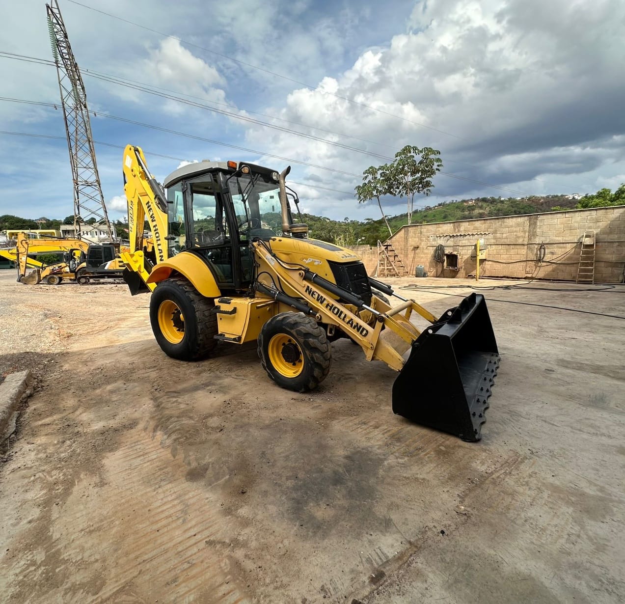 Retroescavadeira New Holland B110B - Imagem 4