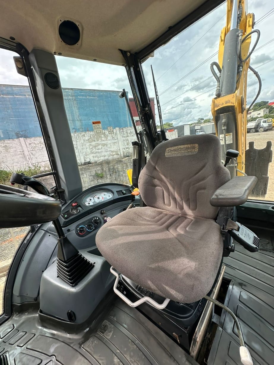 Retroescavadeira New Holland B110B - Imagem 6