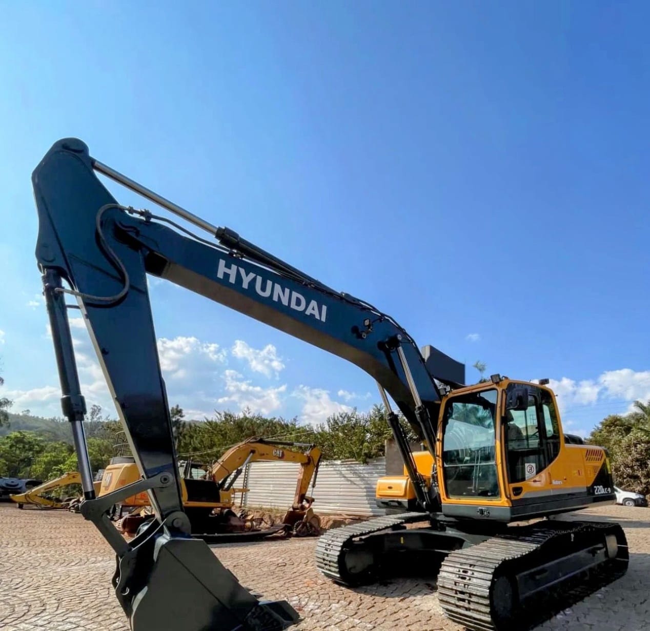 Escavadeira Hyundai 220LC-9 2018 - Imagem 1