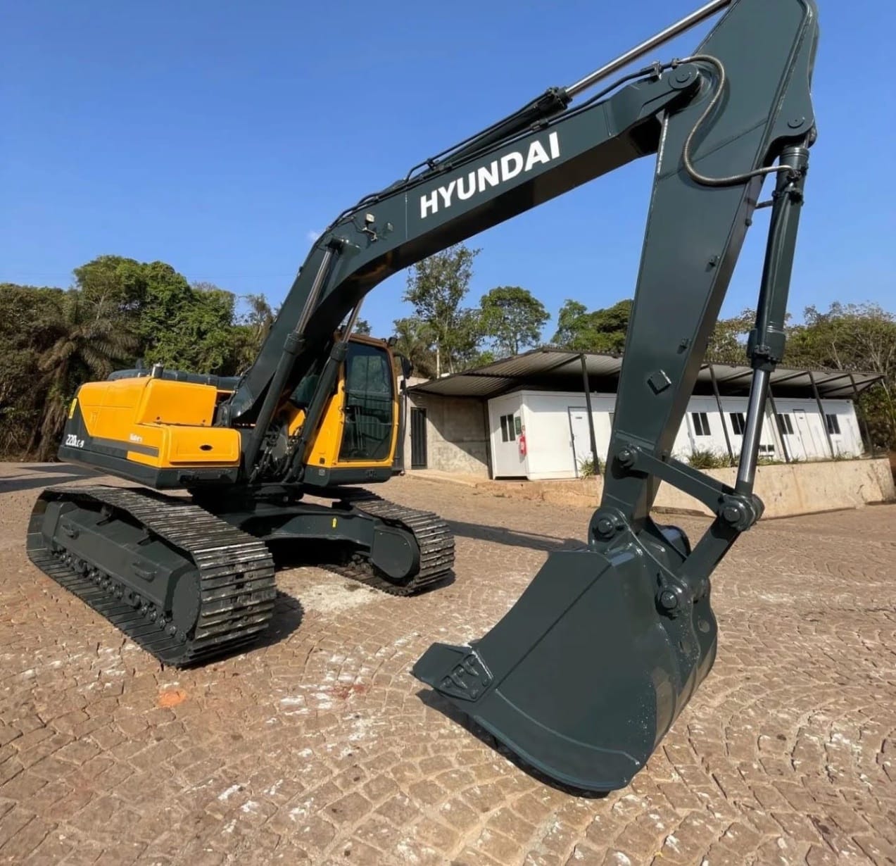 Escavadeira Hyundai 220LC-9 2018 - Imagem 4
