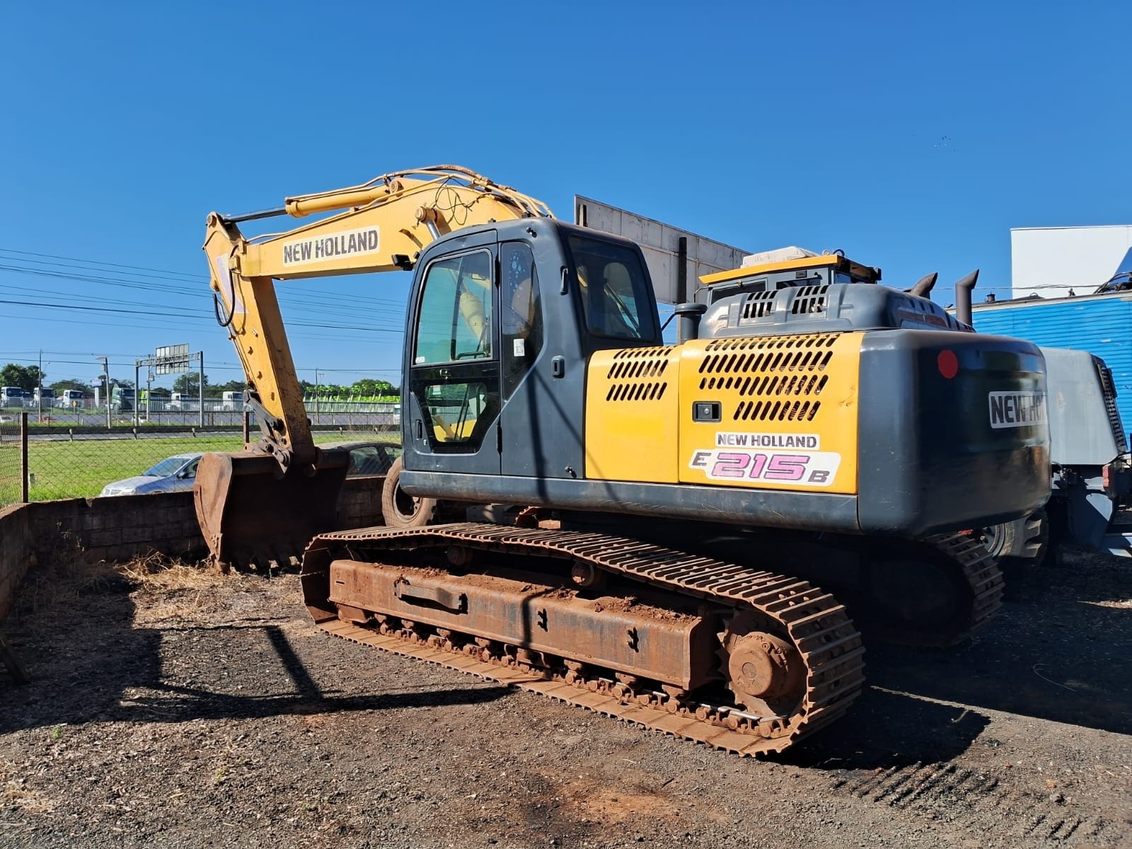 Escavadeira New Holland  E215 B 2010 - Imagem 1