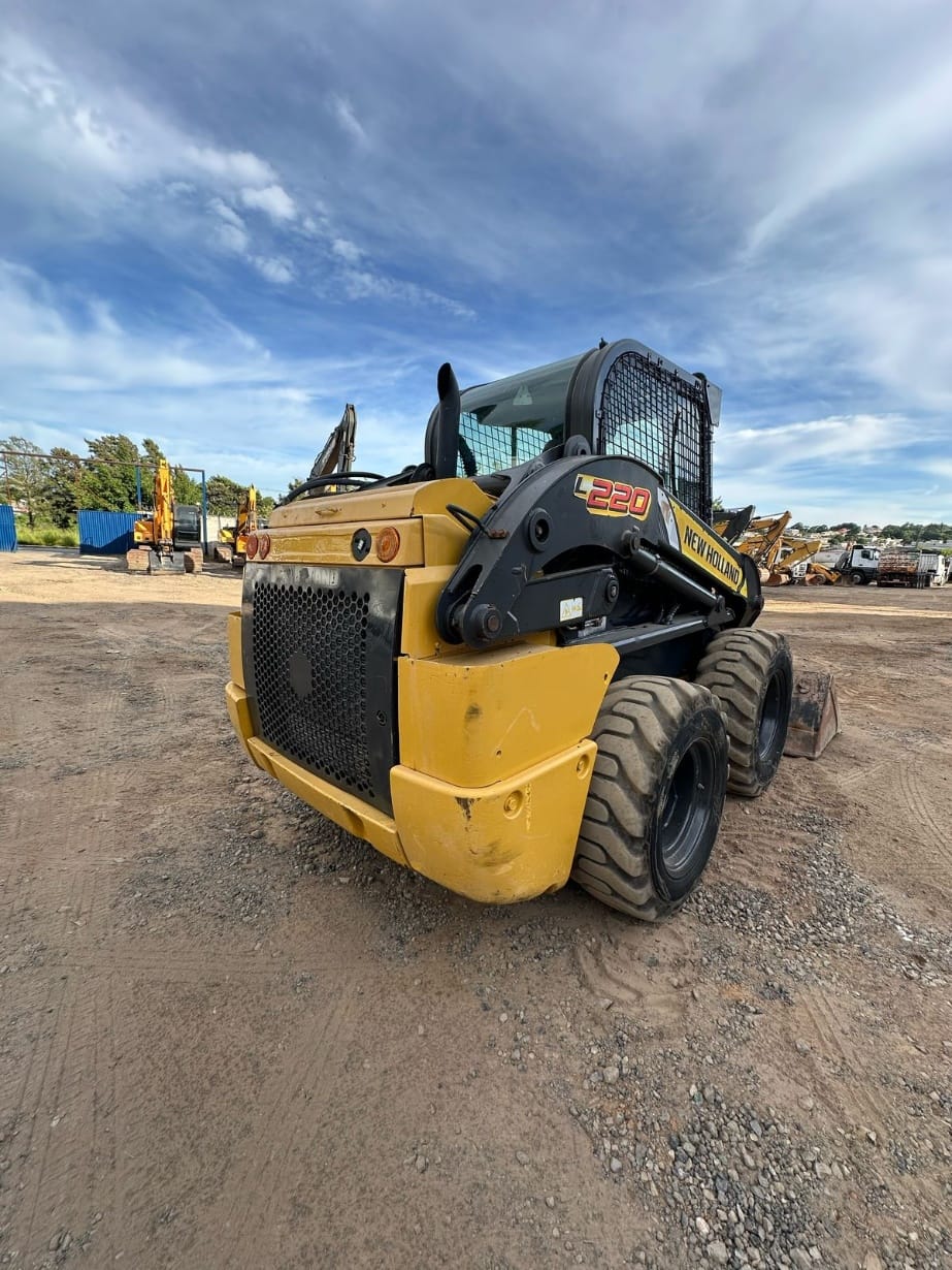 Mini Carregadeira New Holland L220 2018 - Imagem 5