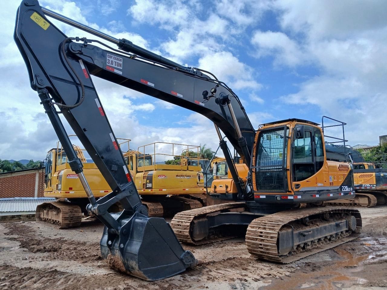 Escavadeira Hyundai R220LC-9 2020 - Imagem 1