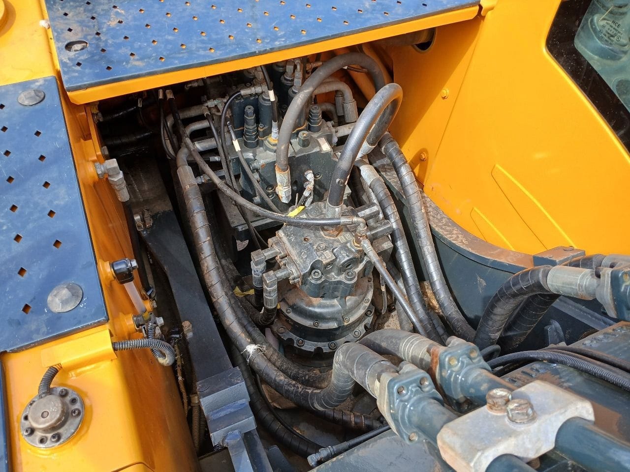 Escavadeira Hyundai R220LC-9 2020 - Imagem 8