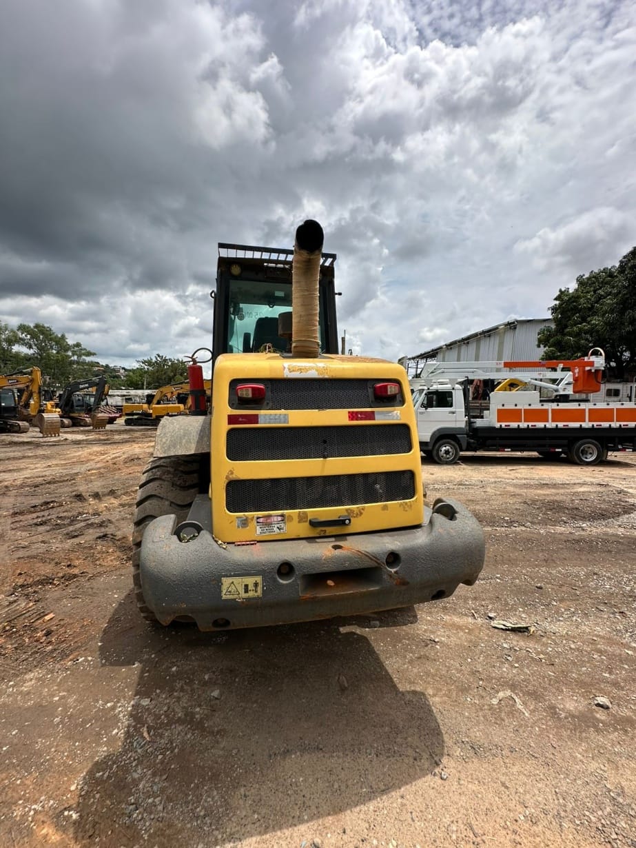 Pá Carregadeira New Holland W130 - Imagem 3
