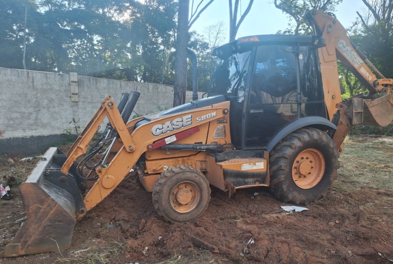 Retroescavadeira Case 580N 2013 - Imagem 1