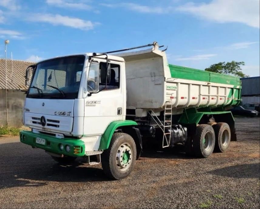 Caminhão Mecedes Benz Atego 2428 2005 - Imagem 1
